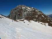 48 Passaggio in discesa  su neve. con vista verso il Pizzo Brumano